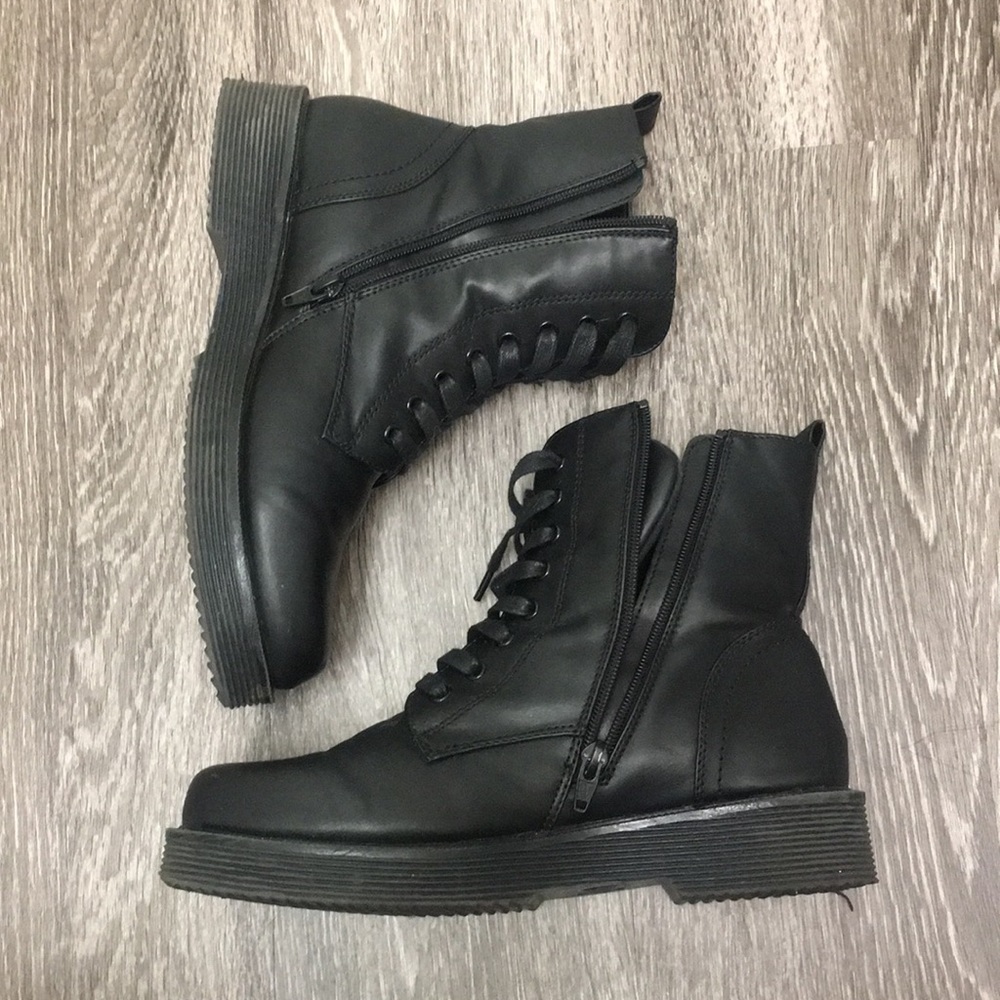 Great condition combat boots